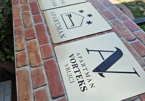 Zlatne table od graverske plastike