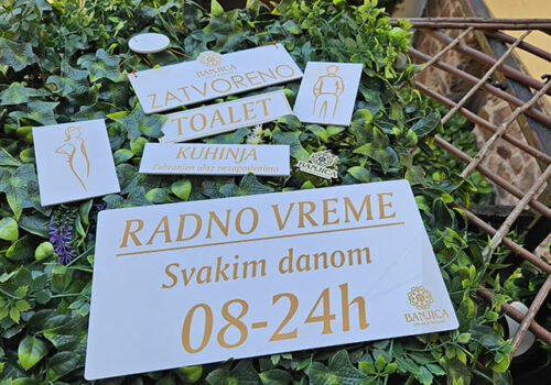 Komplet tabla i pločice od belog klirita sa štampom