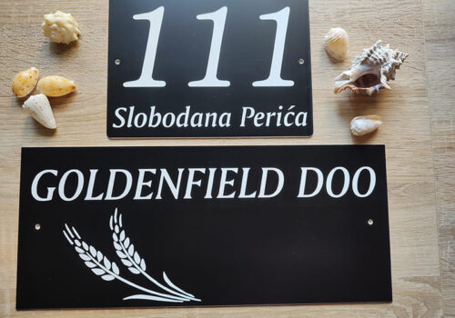 Table od crne graverske plastike