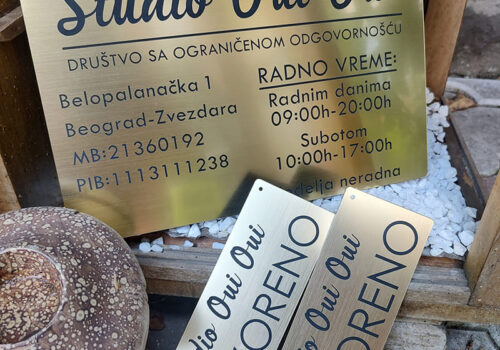 Table od zlatne graverske plastike