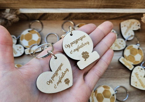 Model dvostrani drveni privesci sa posvetom