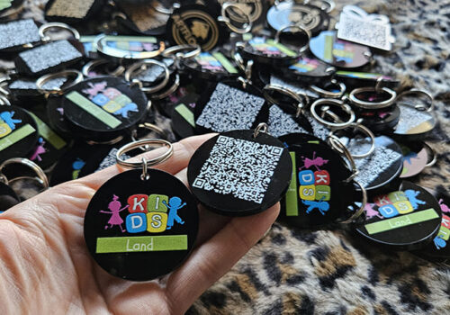 Model dvostrani klirit privezak sa logom i QR kodom