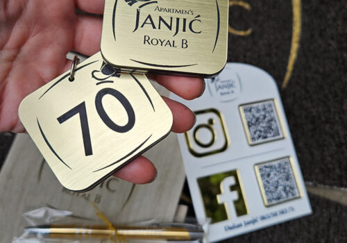 Model zlatni dvostrani privezak za apartman