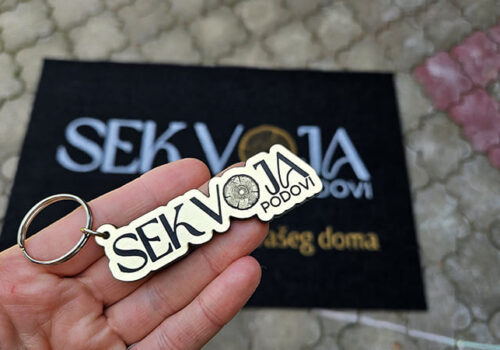 Model jednostrani zlatni privezak sa logom