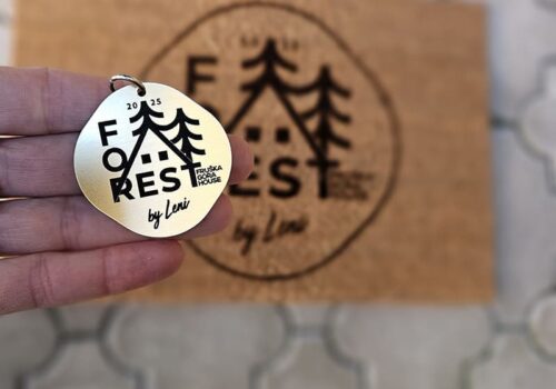 Model jednostrani zlatni privezak sa logom