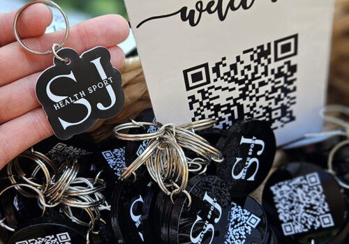 Model dvostrani klirit privezak sa logom i QR kodom