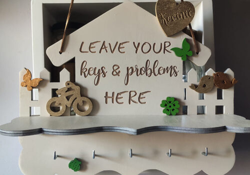 Beli stalak za ključeve sa policom