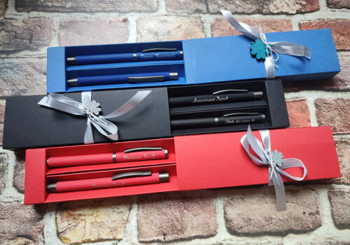 Crni, crveni i teget set metalnih hemijski u kutiji