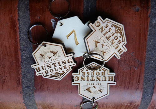 Model dvostrani drveni privesci sa logom