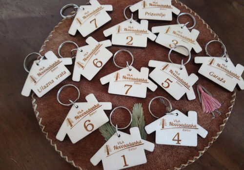 Model jednostrani drveni privesci sa logom