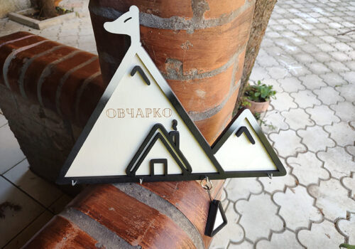 Drveni stalak za ključeve sa logom