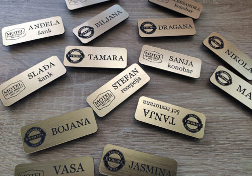 Model zlatnih ID pločica sa logom