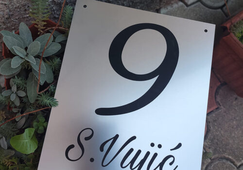 Model broja srebrna graveska plastika 25x20cm