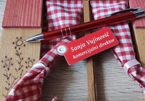 ID model pločice crvena graverska plastika