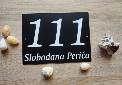 Model broja crna graverska plastika 30x20cm