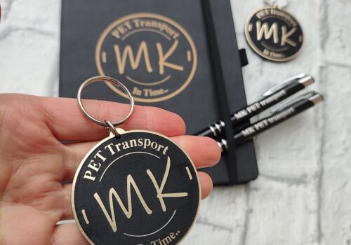 Model crno-zlatni jednostrani privezak sa logom