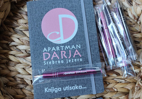 Knjiga utisaka, hemijske i privesci sa logom