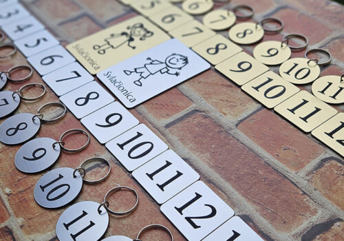 Model privezaka od graverske plastike za fitness centar