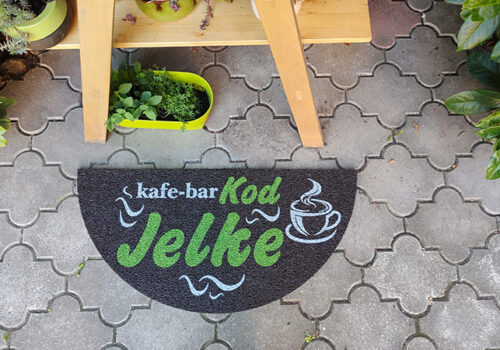 Polukruzni pvc otirač za kafe-bar
