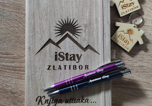 Set knjiga utisaka, drveni privesi i hemijske