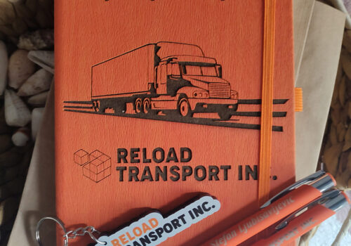 Set narandžasti rokovnik hemijske i privezak sa logom