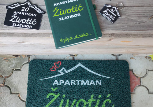 Set otirac, plocica,knjiga utisaka i privesci za apartman