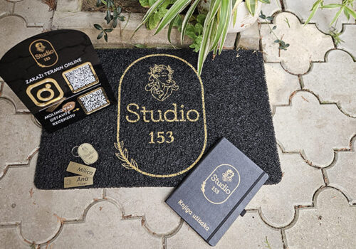 Set otirač, QR stalak, knjiga utisaka, ID plolice za studio