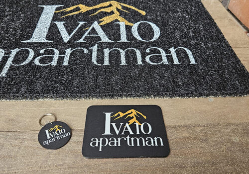 Set pločica, privezak i otirač za apartman