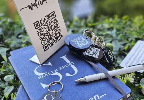 Set rokovnik, hemijska, privezak i QR stalak