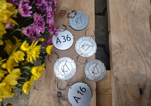 Model srebrni dvostrani privezak za apartman