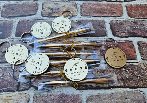 Model zlatni dvostrani privezak za apartman